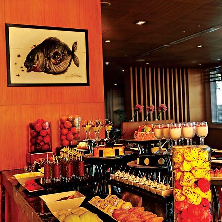 Holiday Inn New Delhi Mayur Vihar Noida By Ihg Exterior photo A buffet at a restaurant