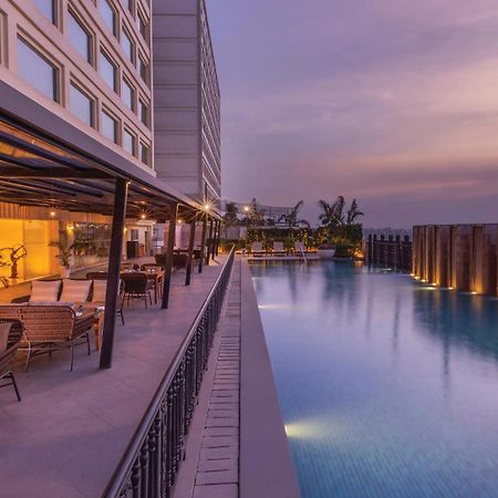 Holiday Inn New Delhi Mayur Vihar Noida By Ihg Exterior photo The swimming pool at the hotel