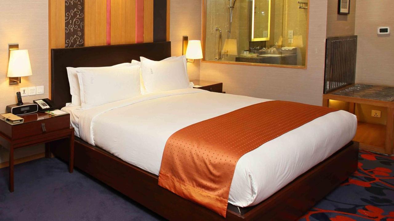 Holiday Inn New Delhi Mayur Vihar Noida By Ihg Exterior photo A bed runner