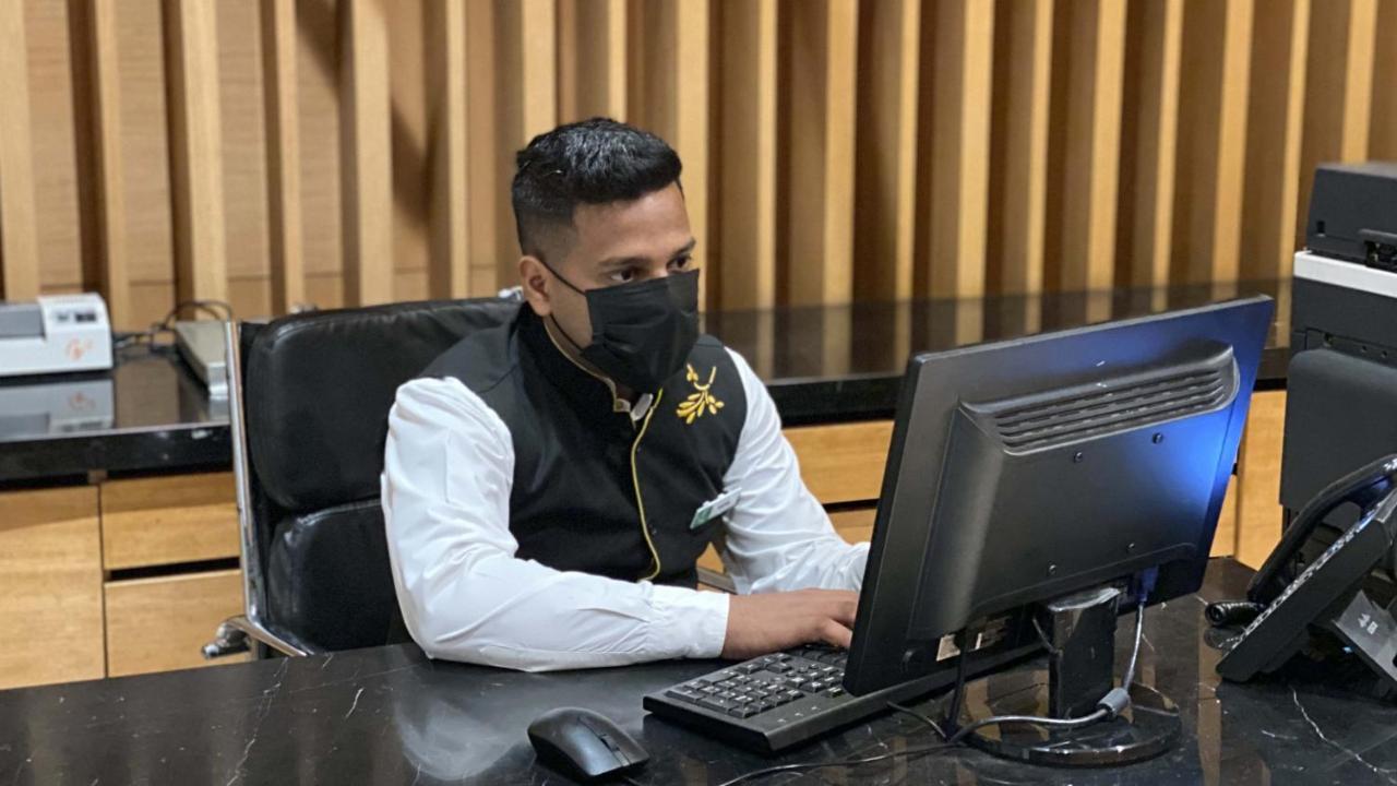 Holiday Inn New Delhi Mayur Vihar Noida By Ihg Exterior photo A government employee in Myanmar wearing a face mask