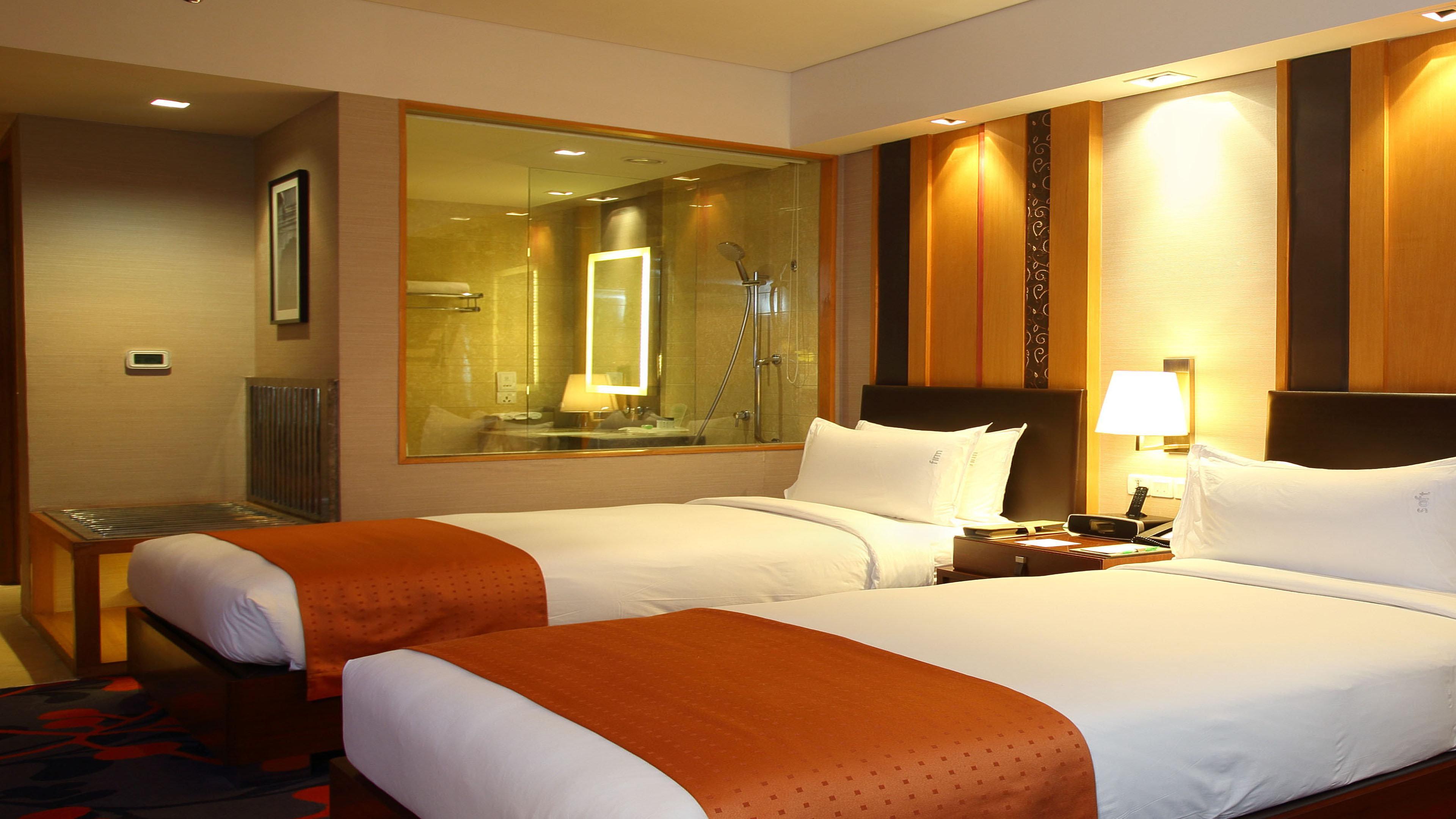 Holiday Inn New Delhi Mayur Vihar Noida By Ihg Exterior photo A room at the hotel