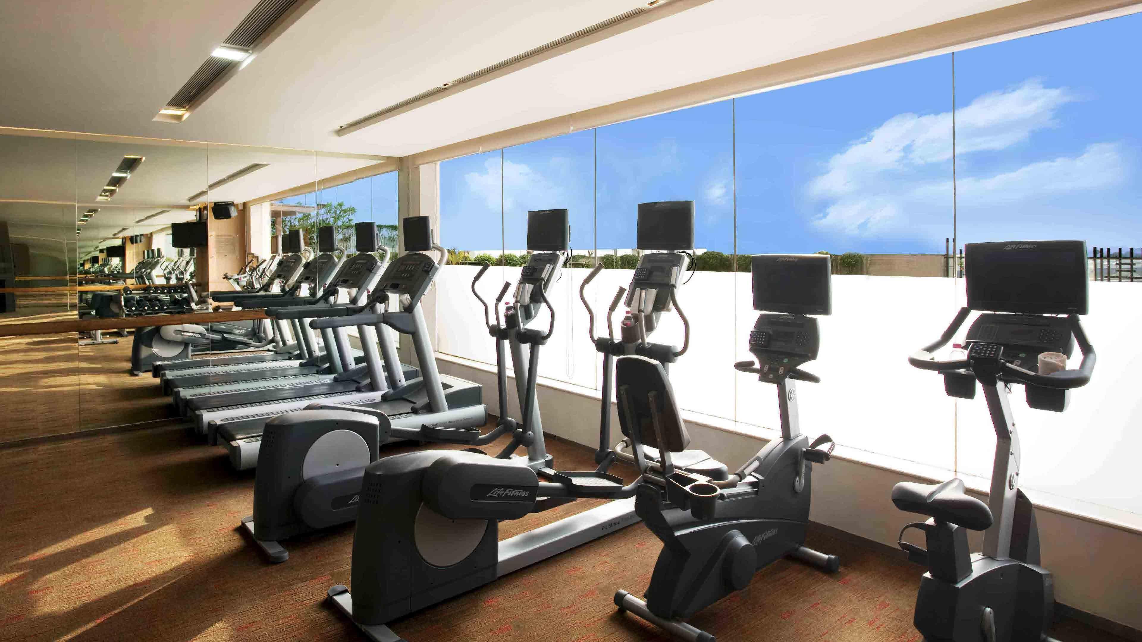 Holiday Inn New Delhi Mayur Vihar Noida By Ihg Exterior photo The gym at the hotel