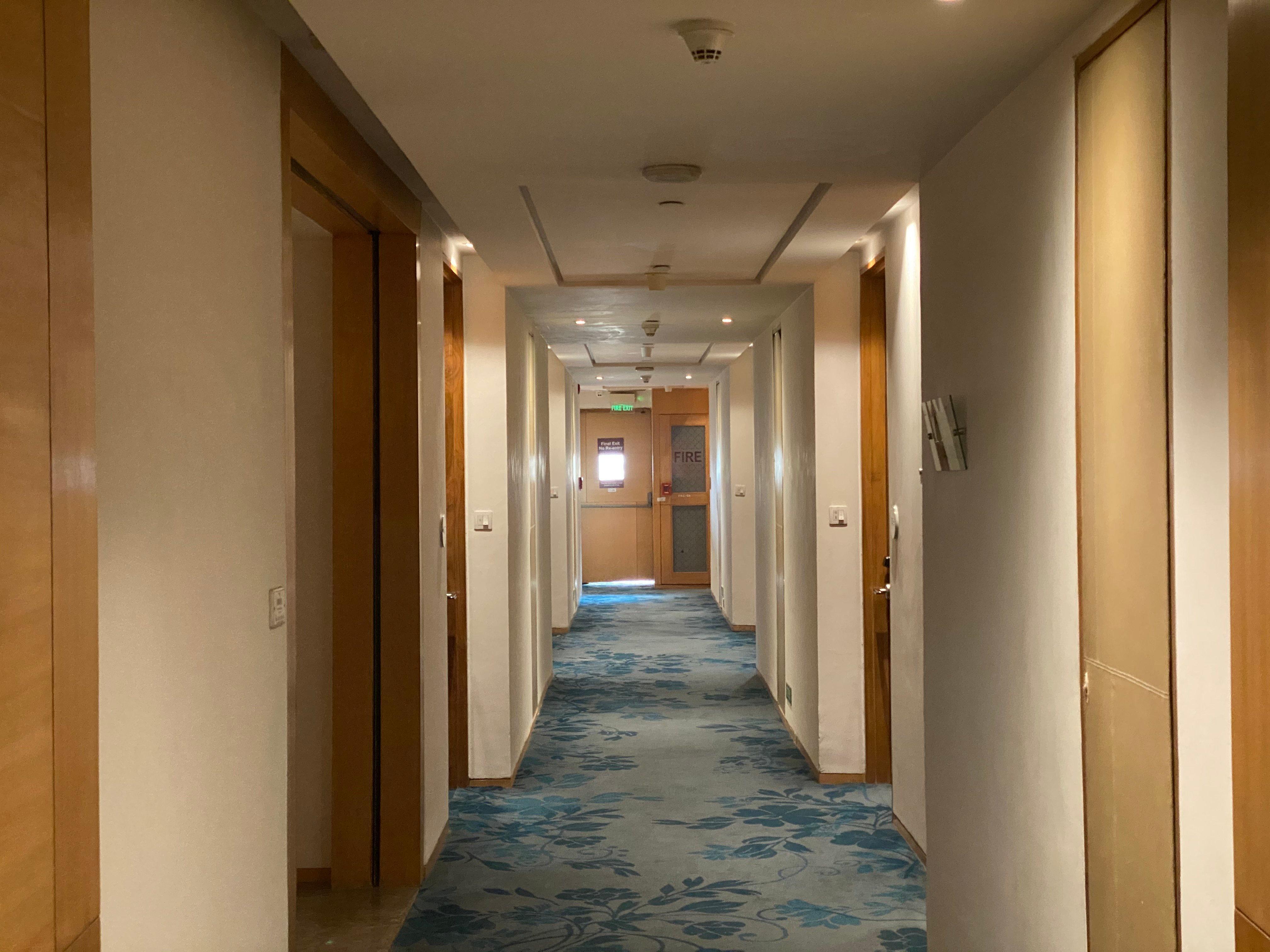 Holiday Inn New Delhi Mayur Vihar Noida By Ihg Exterior photo A corridor at the hotel