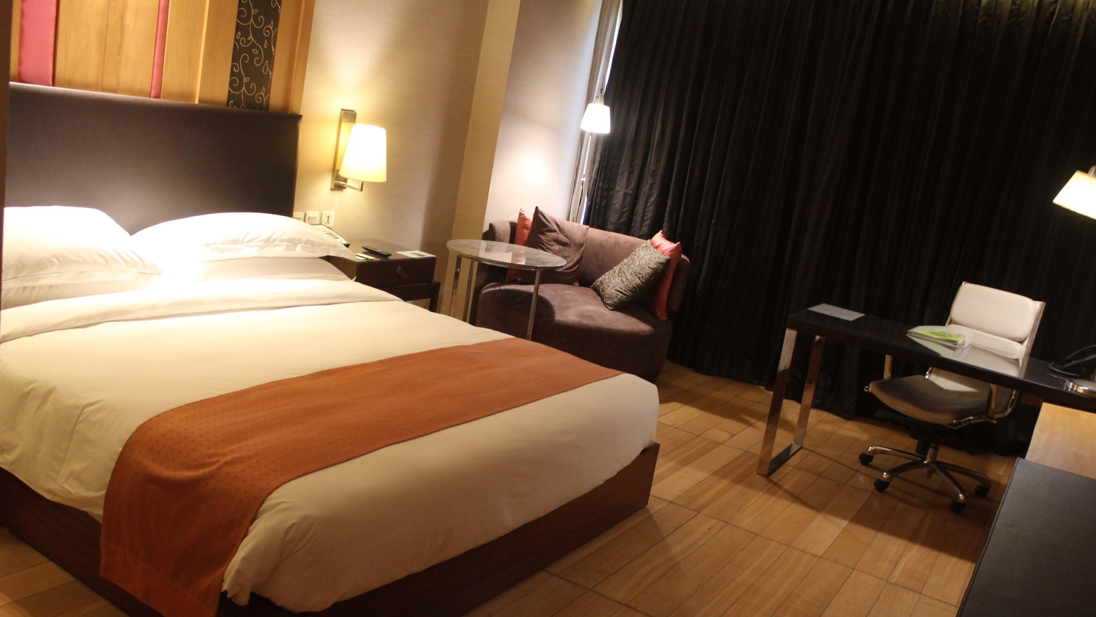 Holiday Inn New Delhi Mayur Vihar Noida By Ihg Exterior photo A room at the hotel