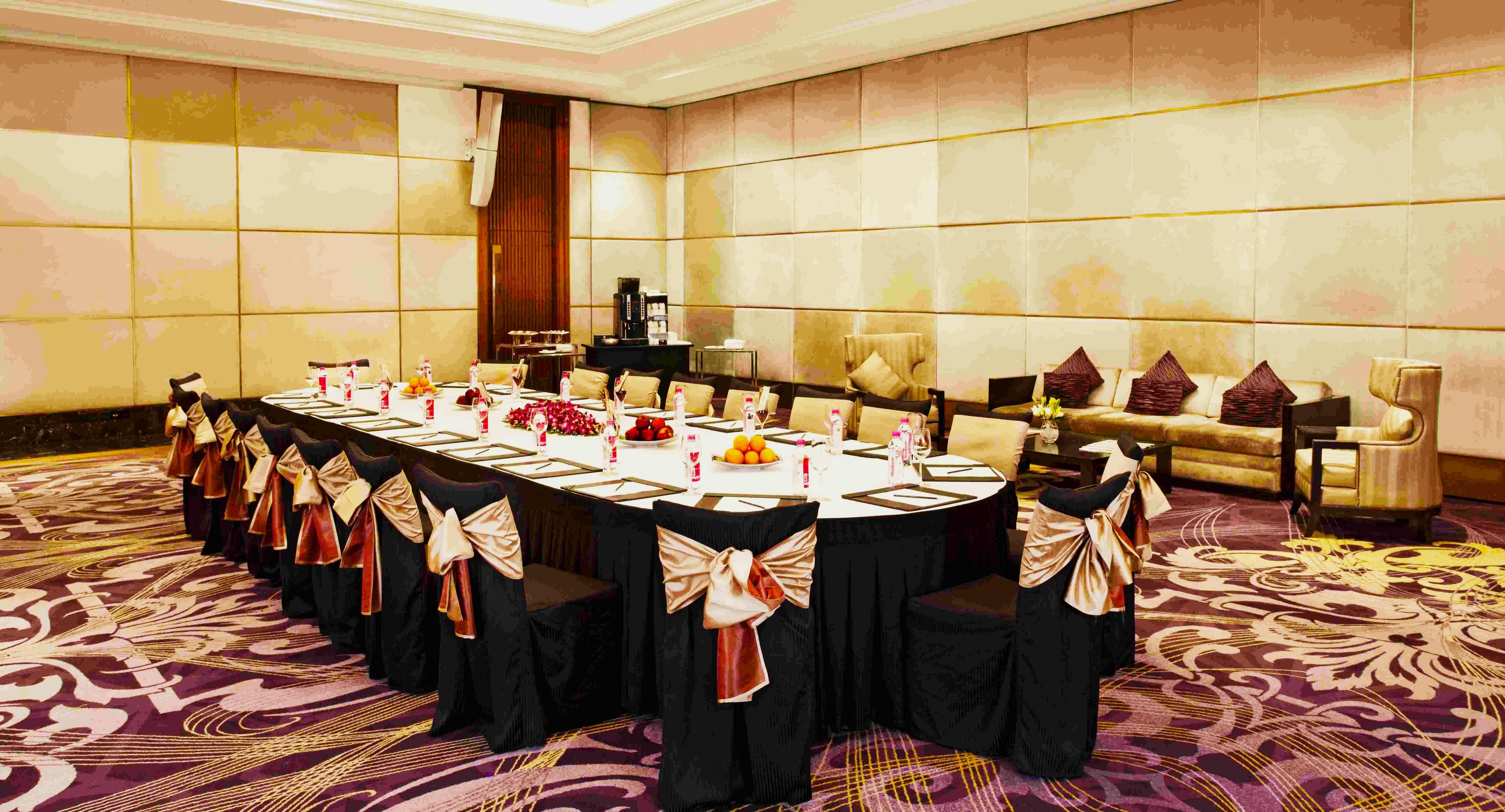 Holiday Inn New Delhi Mayur Vihar Noida By Ihg Exterior photo A table set for a banquet