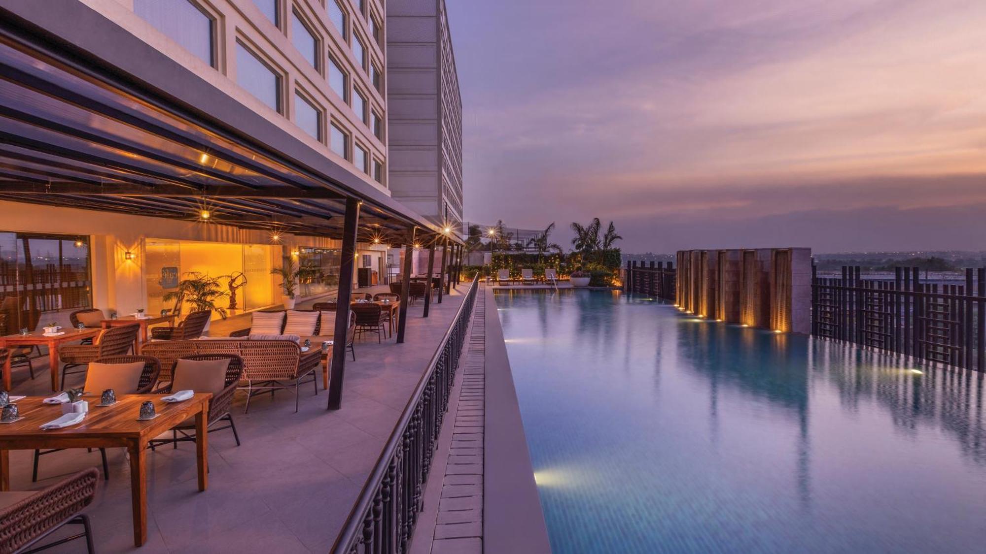 Holiday Inn New Delhi Mayur Vihar Noida By Ihg Exterior photo The swimming pool at the hotel