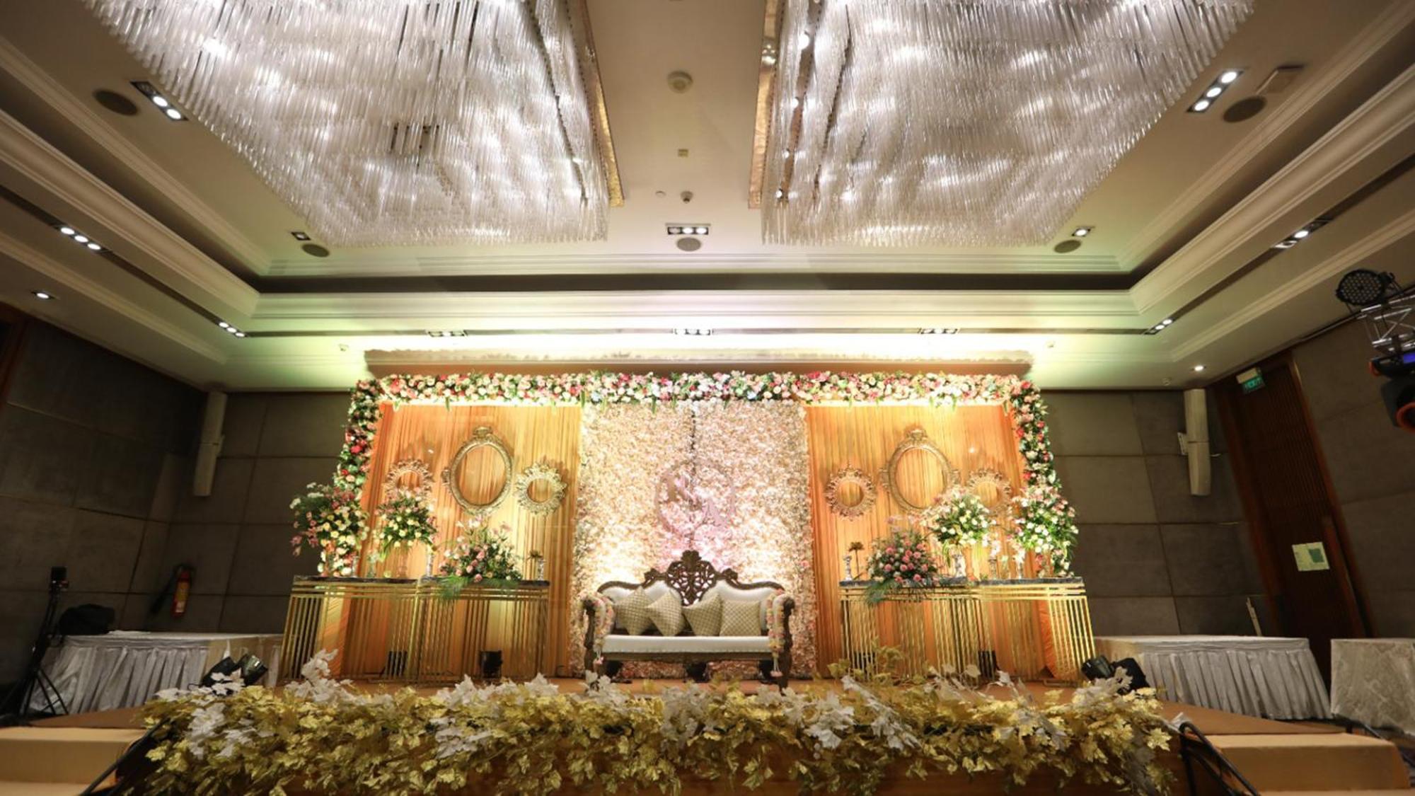 Holiday Inn New Delhi Mayur Vihar Noida By Ihg Exterior photo A modern Indian wedding reception