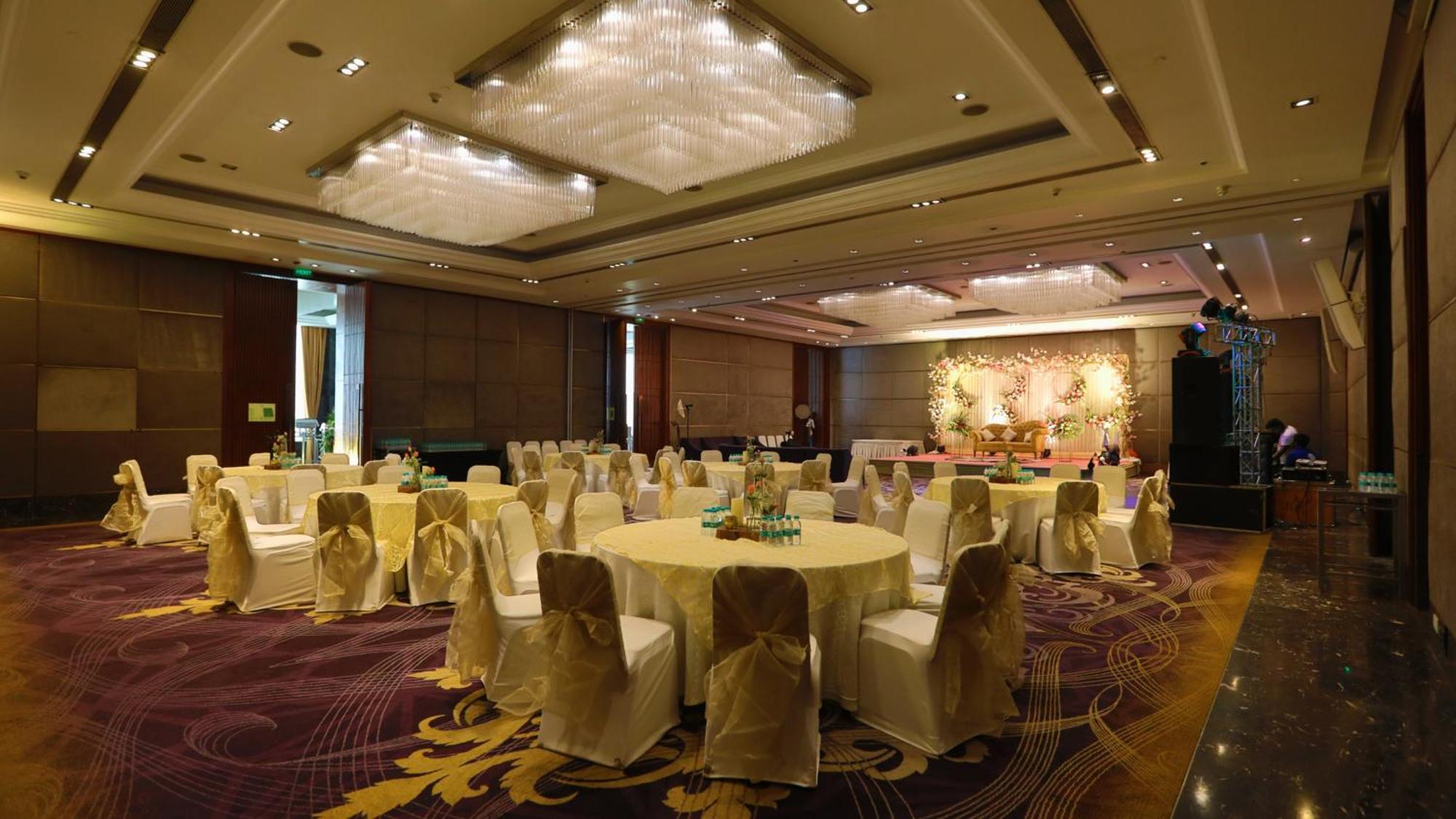Holiday Inn New Delhi Mayur Vihar Noida By Ihg Exterior photo The ballroom